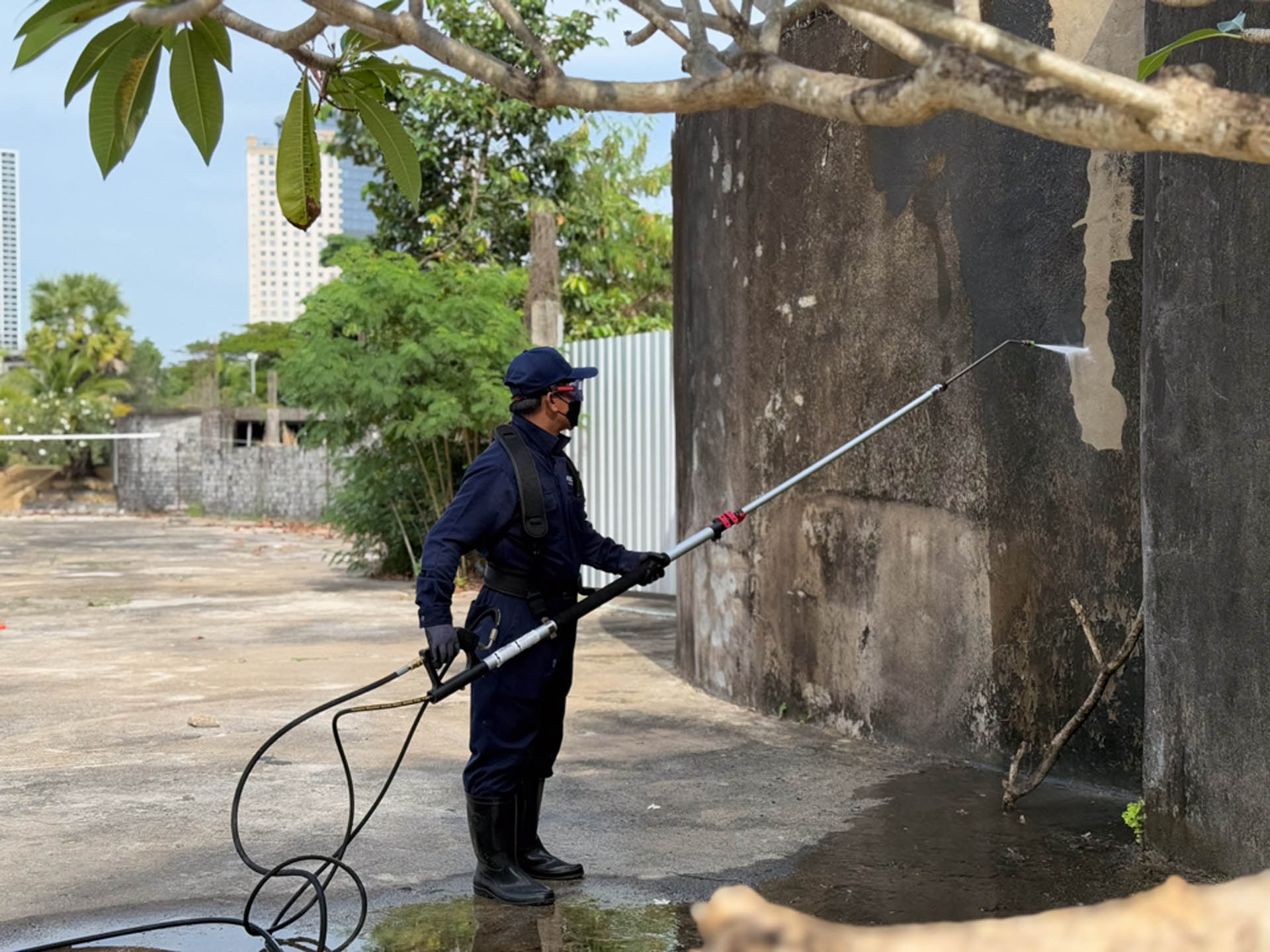 Where Pressure Washing Services Work Best on Commercial Properties